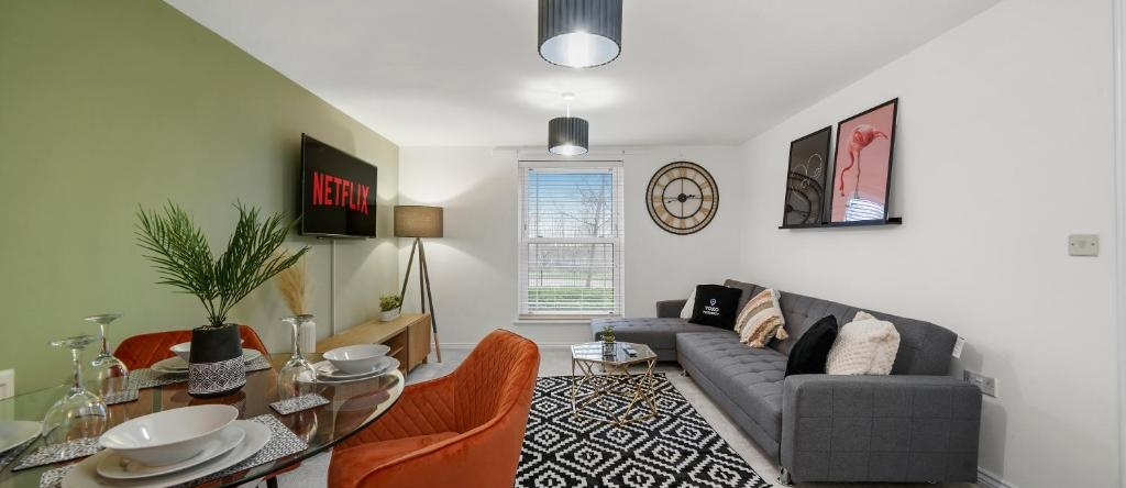 Stylish 2 Bedroom 2 Bathroom Apartment - 8 Minutes Drive To Central Mk - With Free Parking & Smart Tv By Yoko Property, Милтон Кейнс — фото 1
