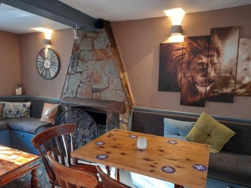 The Golden Lion Inn, Ллангинхафал — фото 1