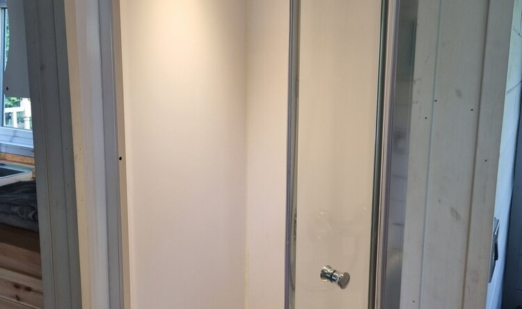 Glamping Hut - Sleeps 2, hot tub & Parking, 班威 — 照片 1