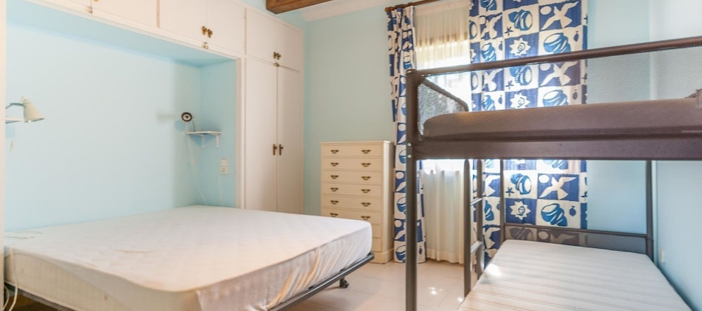 Spacious Holiday Home in Girona With Swimming Pool, 圣佩雷佩斯卡多尔 — 照片 1