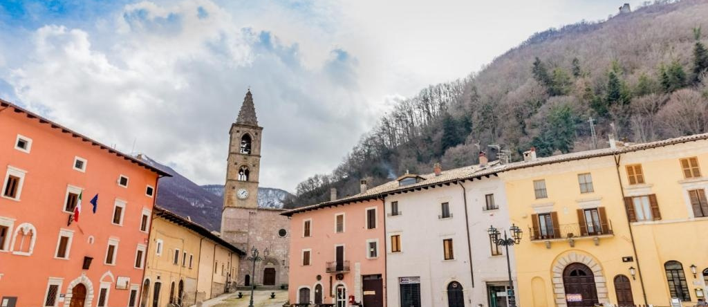 Il Dolce Rifugio. Piazza principale di Leonessa, 莱奥内萨 — 照片 1