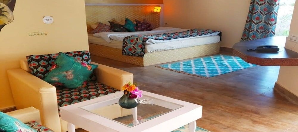 Eriline Resorts, Панна — фото 1