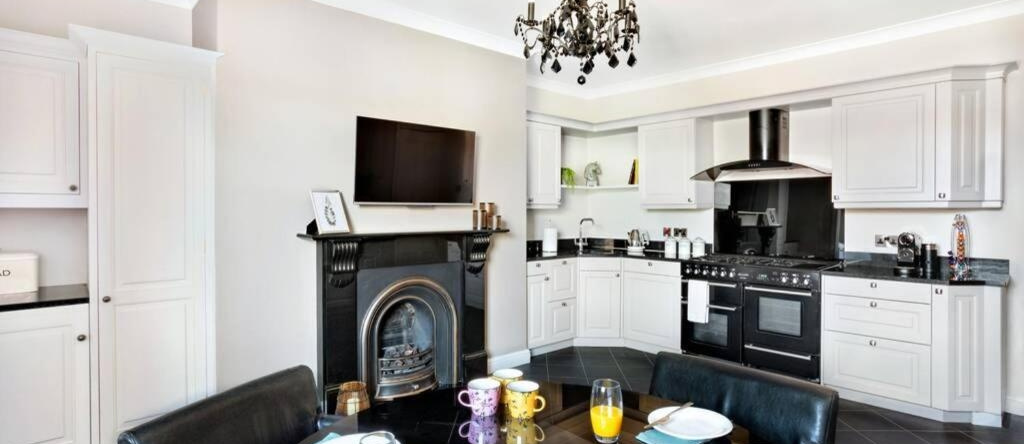 Central Harrogate townhouse apartment with parking, 哈罗盖特 — 照片 1