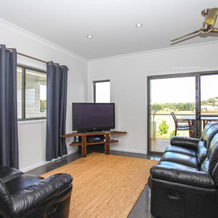 Lakeside Deck House, Mackay — photo 2