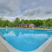 Walk to Beach: Pocono Lake Cabin w/ Pool Access!, 波科诺湖 — 照片 4