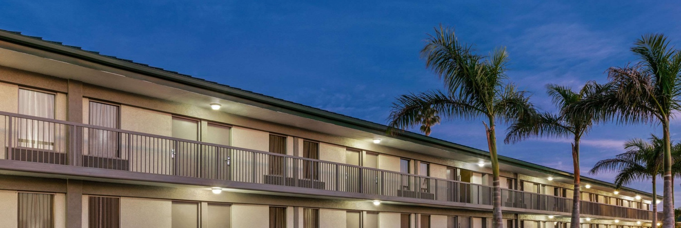 Ramada by Wyndham Sarasota Waterfront, 惠特菲尔德庄园 — 照片 1