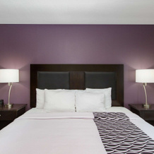 La Quinta Inn & Suites by Wyndham Blue Springs, 布鲁斯普林斯 — 照片 2