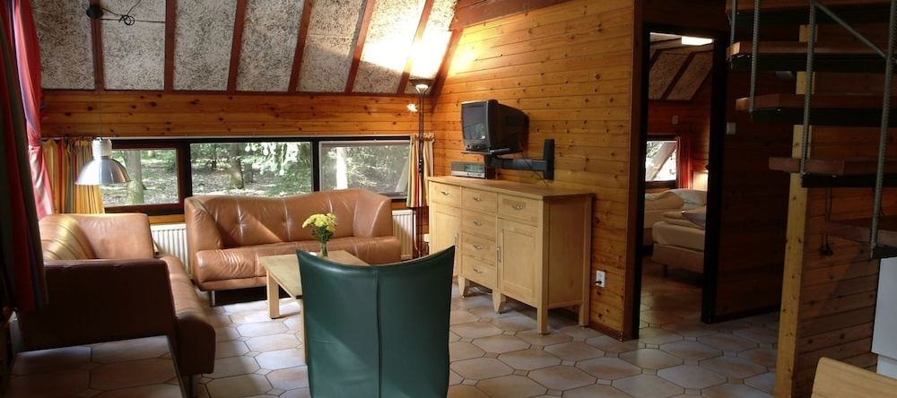 Detached Wooden Bungalow With Microwave Surrounded by Nature, 斯海克 — 照片 1