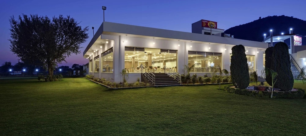 Hotel Highway King Shahpura, Котпутли — фото 1