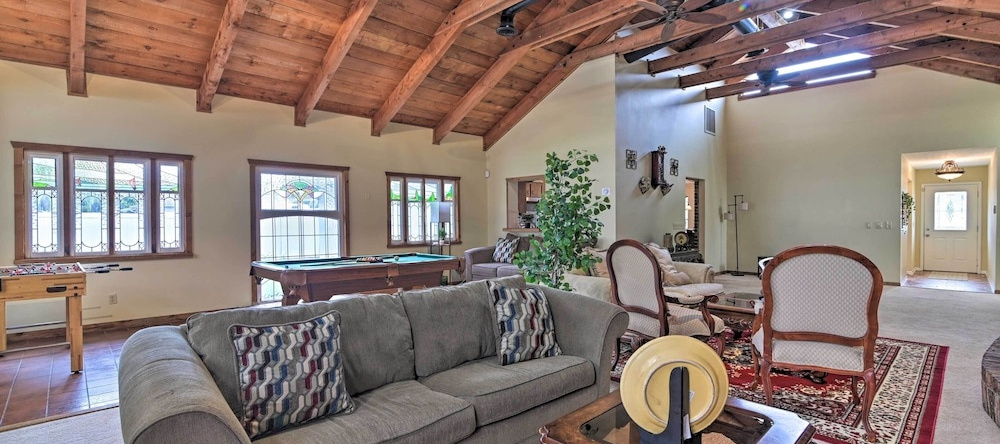 Grand Valrico Home w/ Deck, Fire Pit & Yard!, 布兰登 — 照片 1