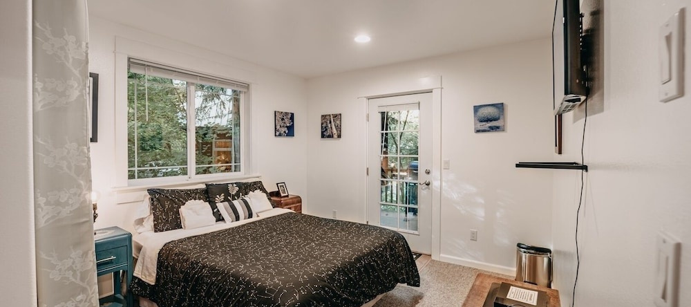 01sl - Hot Tub - Pet Friendly - Bbq - Sleeps 8 3 Bedroom Home by RedAwning, Glacier — photo 1