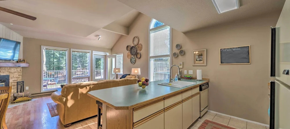 Cloudcroft Townhome w/ Deck - 1 Mi to Burro Ave!, 克劳德克罗夫特 — 照片 1