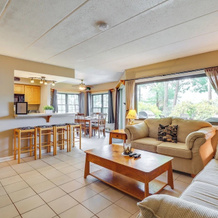 Steps to Shore: Scenic Big Boulder Lake Condo!, Holiday Poconos — photo 2