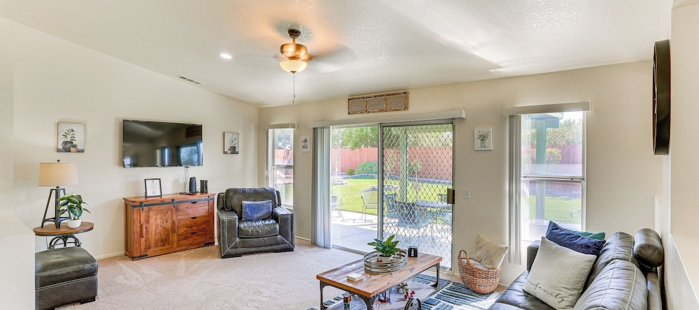 Victorville Home w/ Large Yard & Charcoal Grill!, Victorville — photo 1