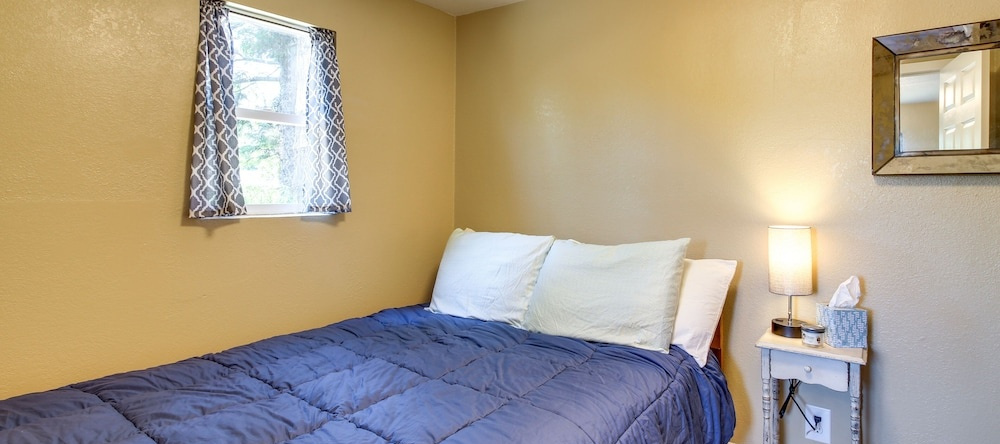 On-Site Creek & Fishing: Cozy Coos Bay Retreat!, Куз Бэй — фото 1