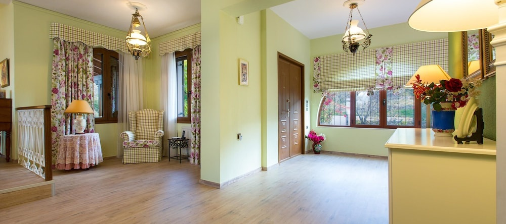 Villa Katerina, Petres — photo 1