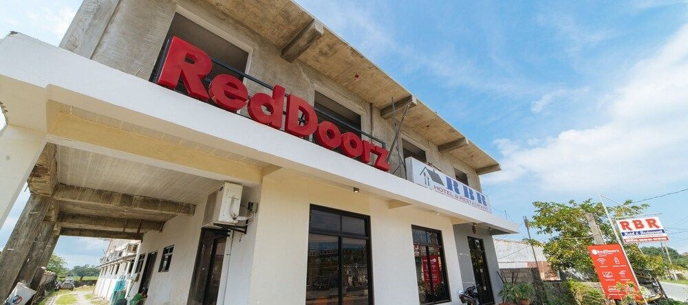 RedDoorz Near Lucap Wharf Alaminos, 阿拉米诺斯 — 照片 1