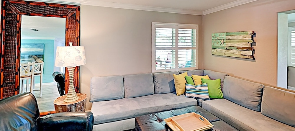 New Listing! Chic W/ Posh Outdoor Patio 2 Bedroom Home, 布雷登顿 — 照片 1