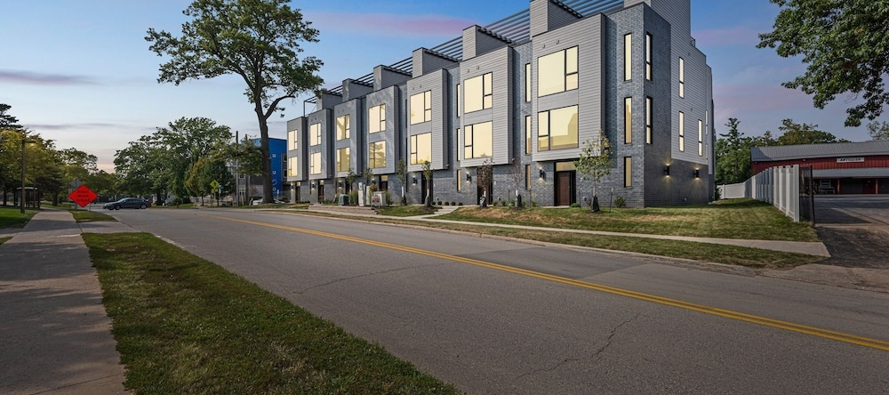 New Modern Townhome With Rooftop Patio 2 Bedroom Townhouse by RedAwning, Iowa City — photo 1