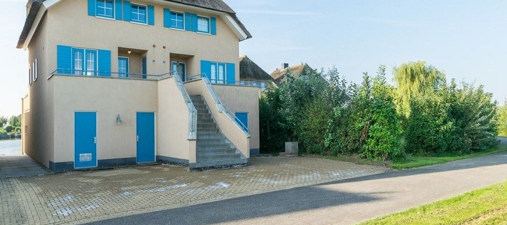 Exclusive Holiday Home Floating on a Lake in Friesland, 瓦恩斯 — 照片 1
