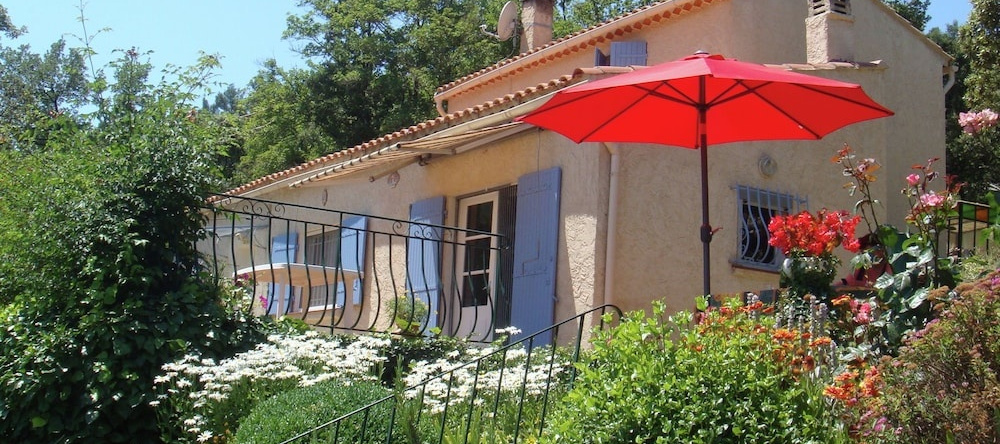 Detached House With Flowering Garden and Paddling Pool Near Signes, 西涅 — 照片 1