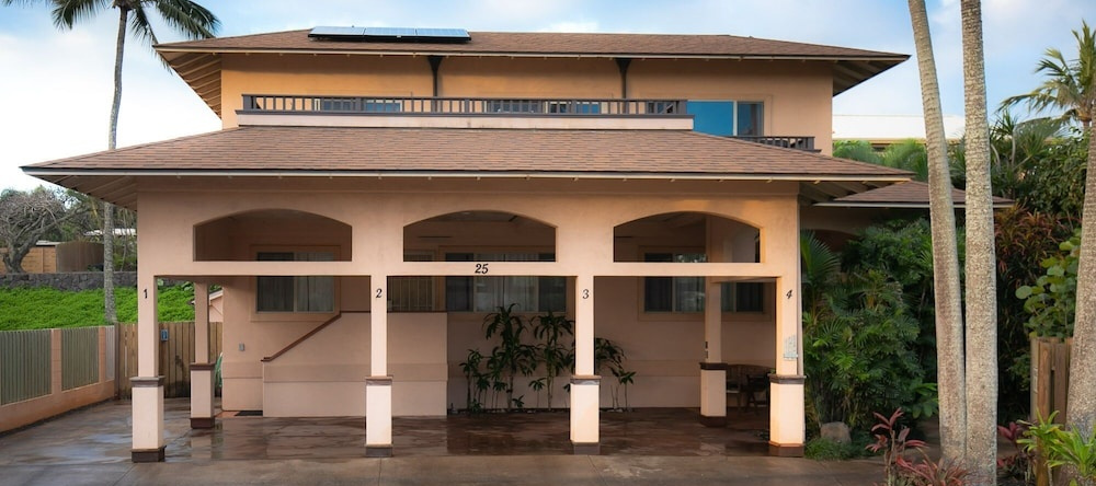 Kaiholo Hale, Кина — фото 1