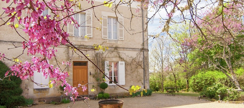 Charming Mansion In Brouchaud With Swimming Pool, Брушо — фото 1