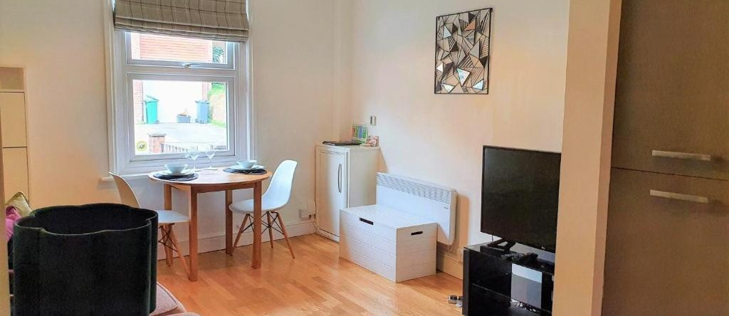 Redhill Garland- 1 bed 1 bath self contained ground floor flat, Redhill — photo 1