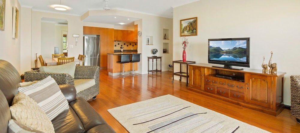 Luxury Beach Unit Dolphin Heads, Mackay — photo 1