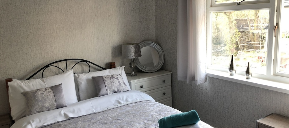 3br-sleeps6-garden-mountain &near 4 Falls Walks on, Pontneddfechan — photo 1