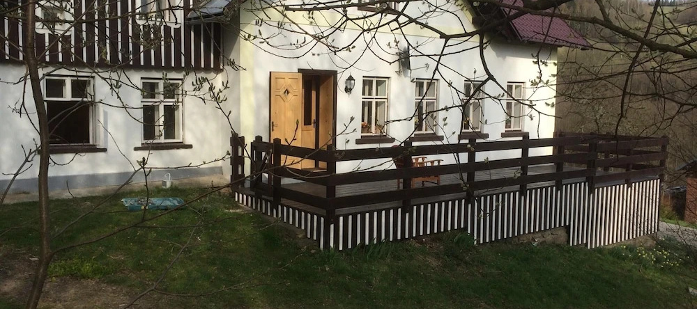 Holiday home located in a quiet, authentic mountain village with a view of the surrounding hills., 兹拉塔奥莱什尼采 — 照片 1