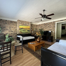 Two bedroom House with fenced in yard, covered patio area, located at the Joplin Inn at the entrance to Mountain Harbor, just 1 1/2 miles from Lake Ouachita. by RedAwning, 艾达山 — 照片 4