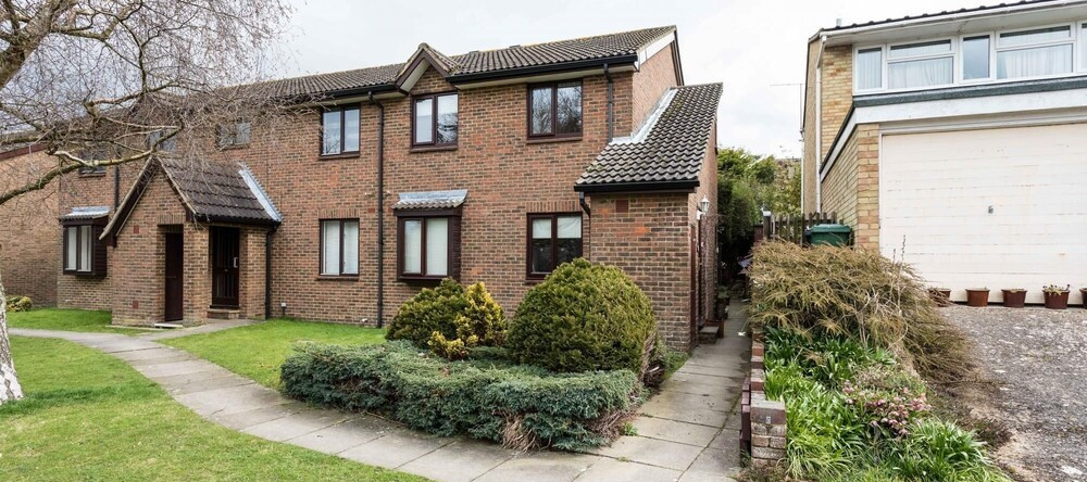 Park View- Close to East Surrey Hospital- Self Contained 2 bed, Salfords — photo 1