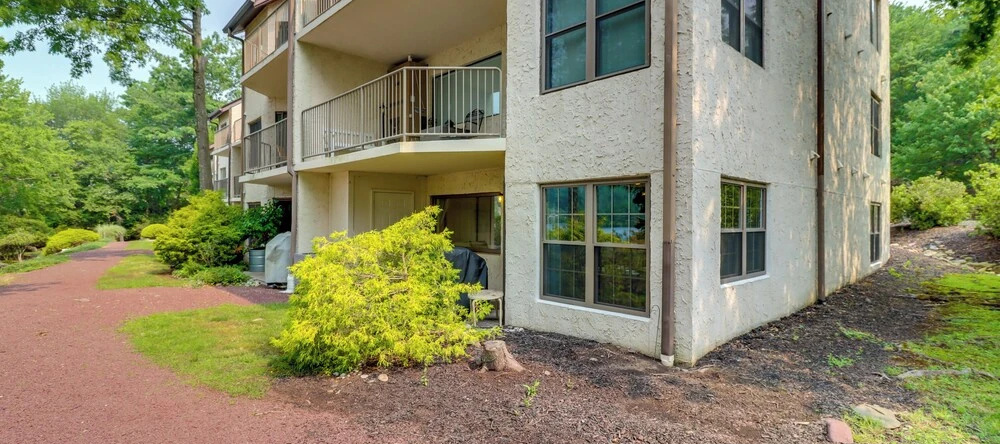 Steps to Shore: Scenic Big Boulder Lake Condo!, Holiday Poconos — photo 1