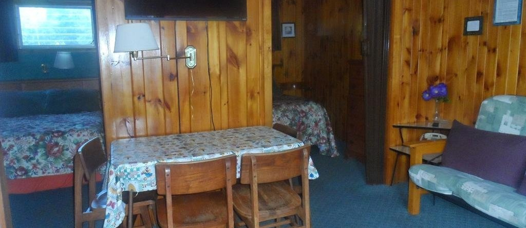 Cramers Point Motel & Cottages, Warrensburg — photo 1
