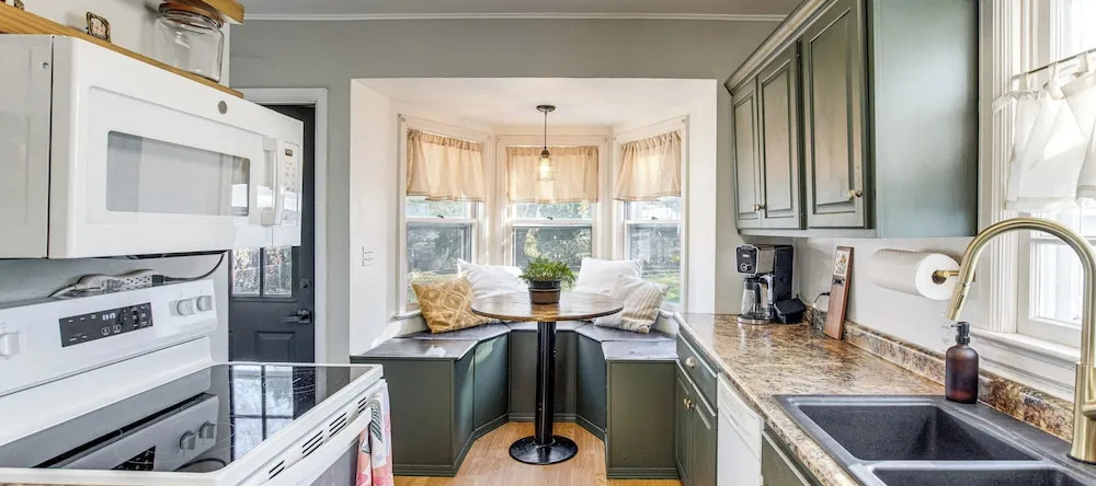 Updated & Charming! Waterloo Home w/ Patio, Waterloo — photo 1