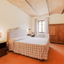 small village of beautiful apartments in the green Tuscan hills and olive groves, 泰里乔拉 — 照片 5