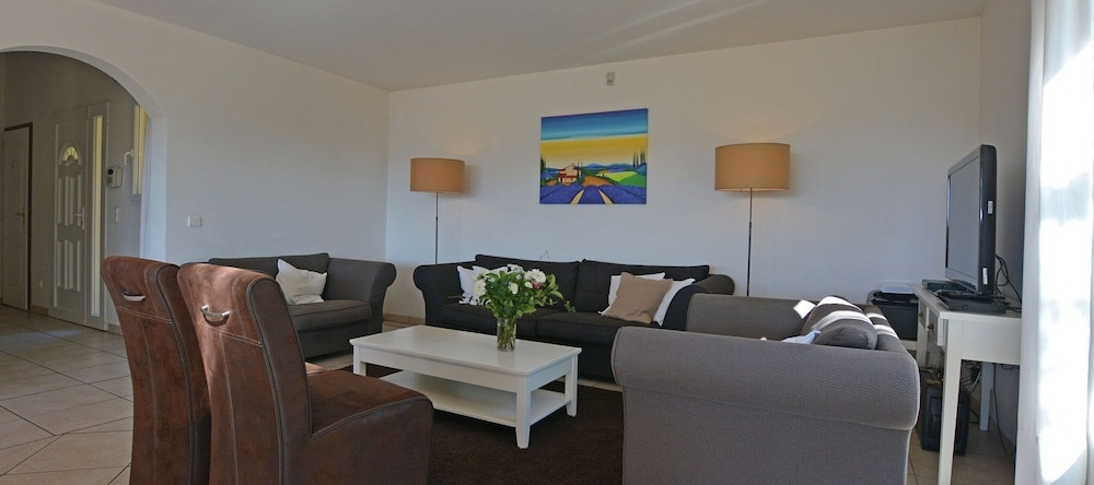 Beautiful Villa in Vidauban with Swimming Pool, 瓦鲍恩 — 照片 1