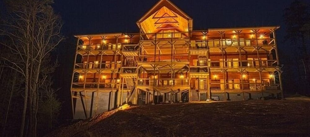 Gatlinburg Mansion 14 Bedroom Cabin by RedAwning, Pittman Center — photo 1