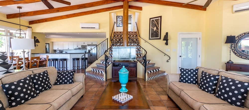 Luxury Ocean-View Flamingo Home with Pool, Apartment and Party Deck, 火烈鸟海滩 — 照片 1