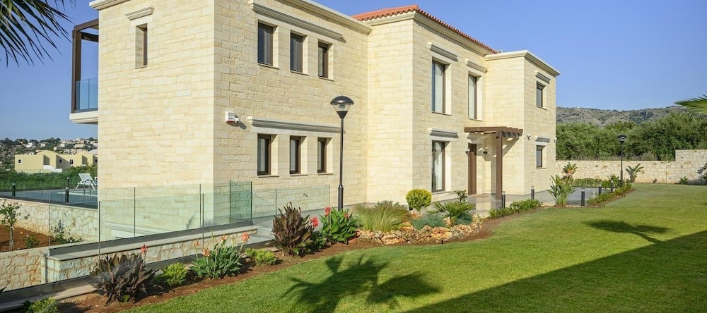 Helios Luxury Stone Villa, Альмирида — фото 1