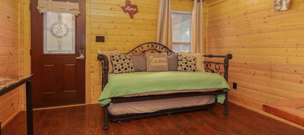Al's Hideaway Cabin and RV Rentals LLC, Pipe Creek — photo 1