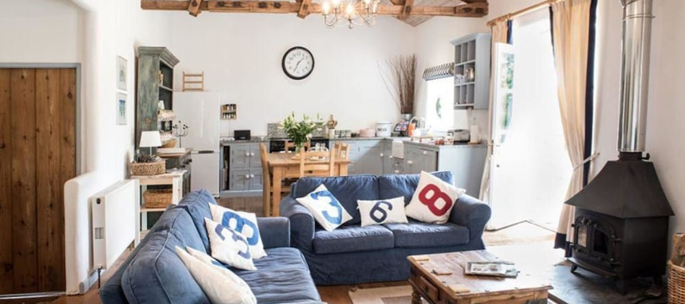 Superb detached Grade II listed barn conversion with hot tub & FREE membership to nearby Leisure Club, 奥特里圣玛丽 — 照片 1