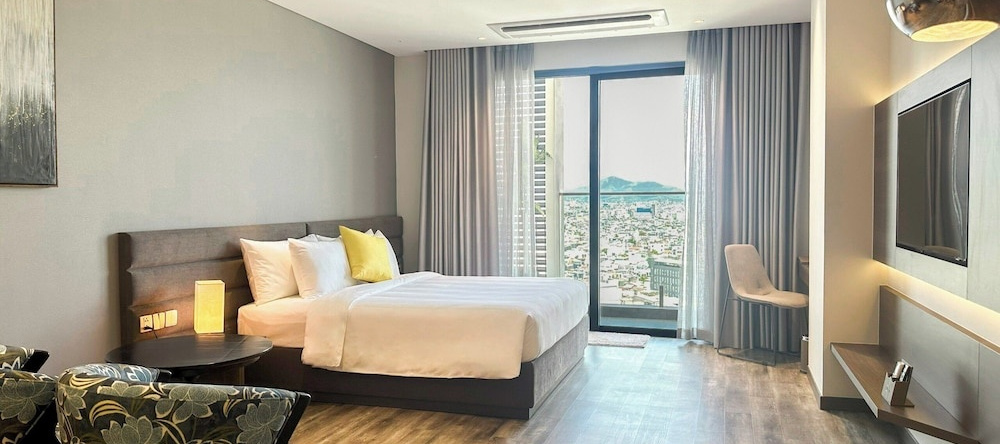 Centre Point Danang Hotel & Residence, Дананг — фото 1