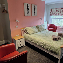 Room-Comfortable Double Room With Bath, Cranleigh — фото 3