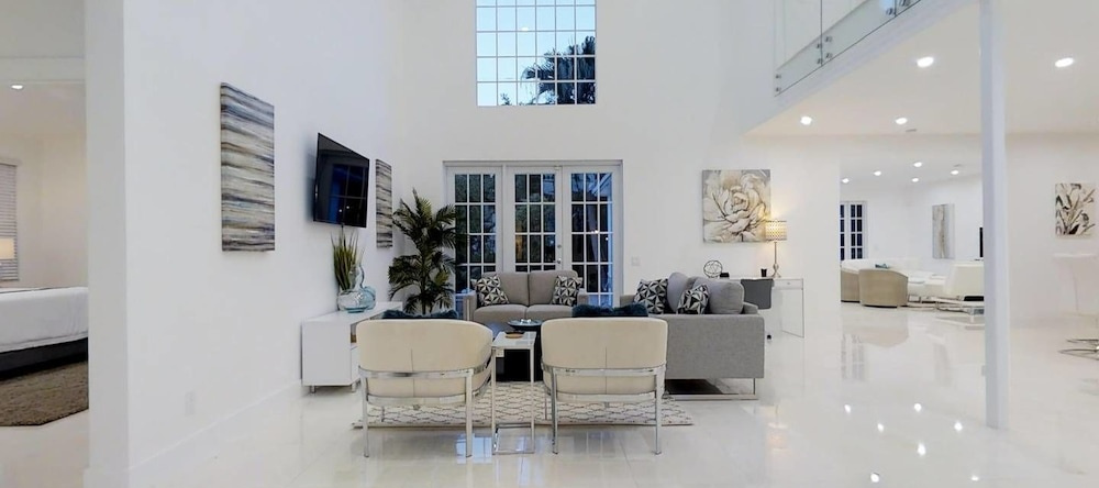Beautiful Hollywood Beach 4 BR Home W Heated Pool, Hollywood — photo 1