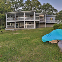 Cozy Lakefront Lapeer House W/ 2 Paddle Boats!, Лапир — фото 4