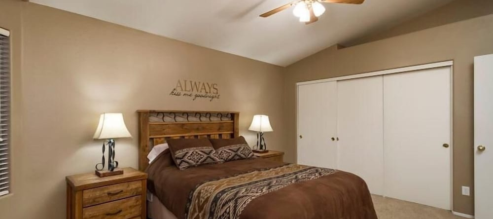 Western Belle By Signature Vacation Rentals, Surprise — photo 1