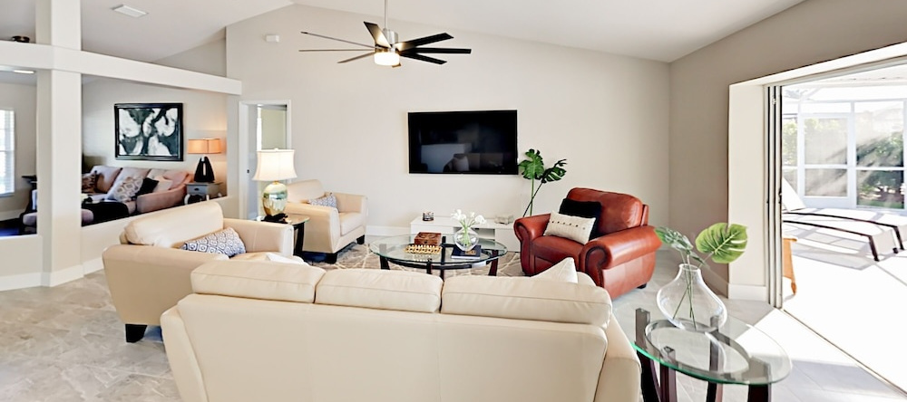 Chic Canalfront - 4 Br Home, Кейп-Корал — фото 1