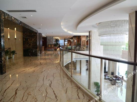 Rowin Grand Hotel, 防城港 — 照片 1